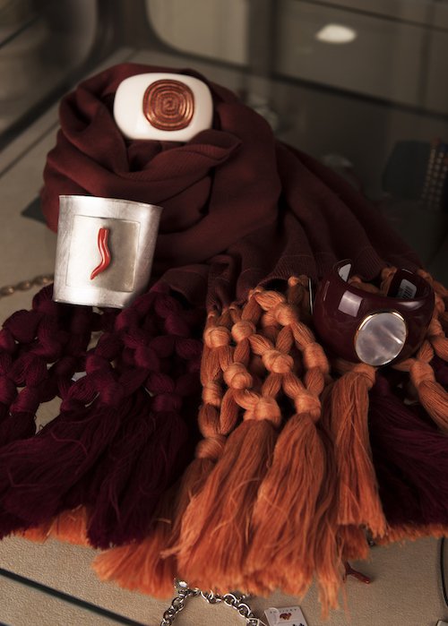 Ascione-gioielli-rosso-scuro.jpeg